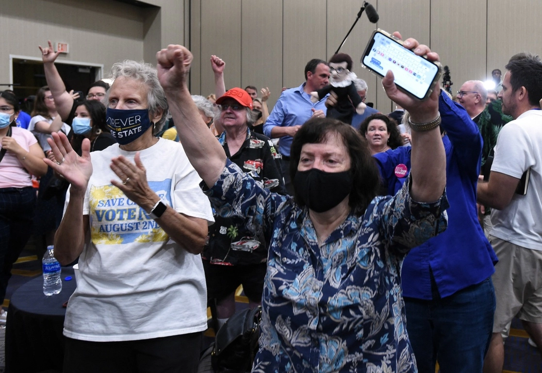 Kansas votó ayer a favor de manetener el derecho al aborto en la primera consulta popular. Foto Afp 