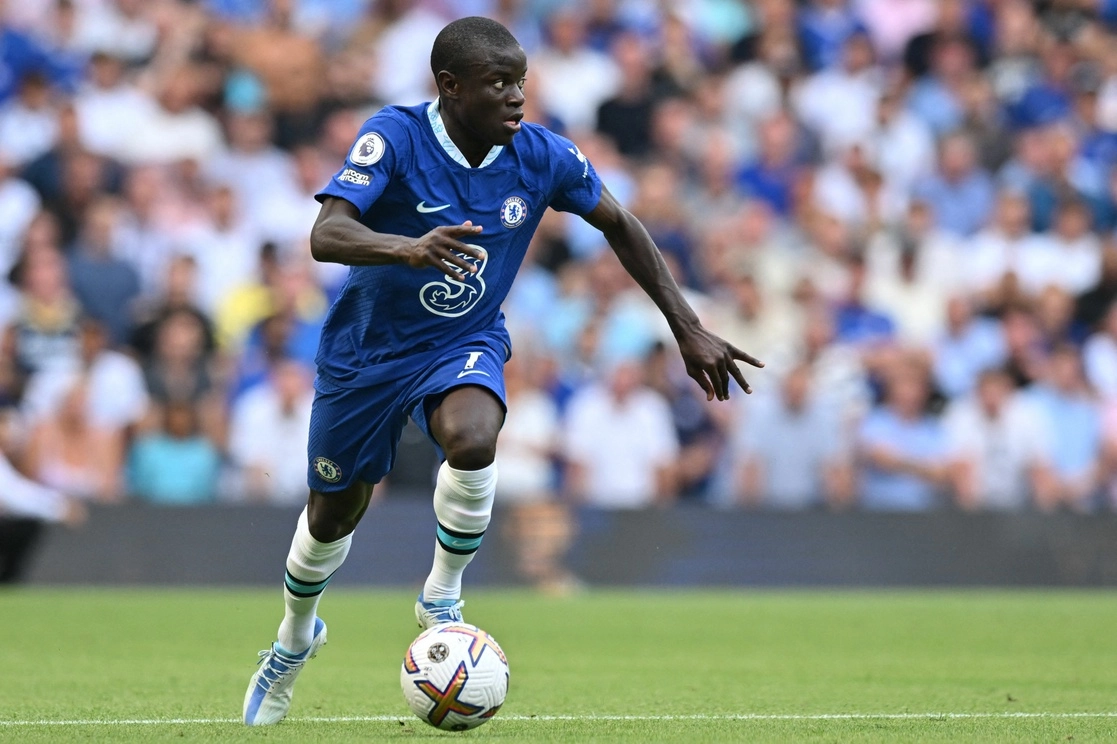El francés N'Golo Kanté es titular indiscutible en el Chelsea de la Liga Premier y en la selección absoluta de su país. Foto Afp
