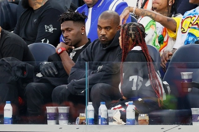 Antonio Brown, Kanye West y North West asisten al Super Bowl LVI l pasado fin de semana. Foto Afp 
 