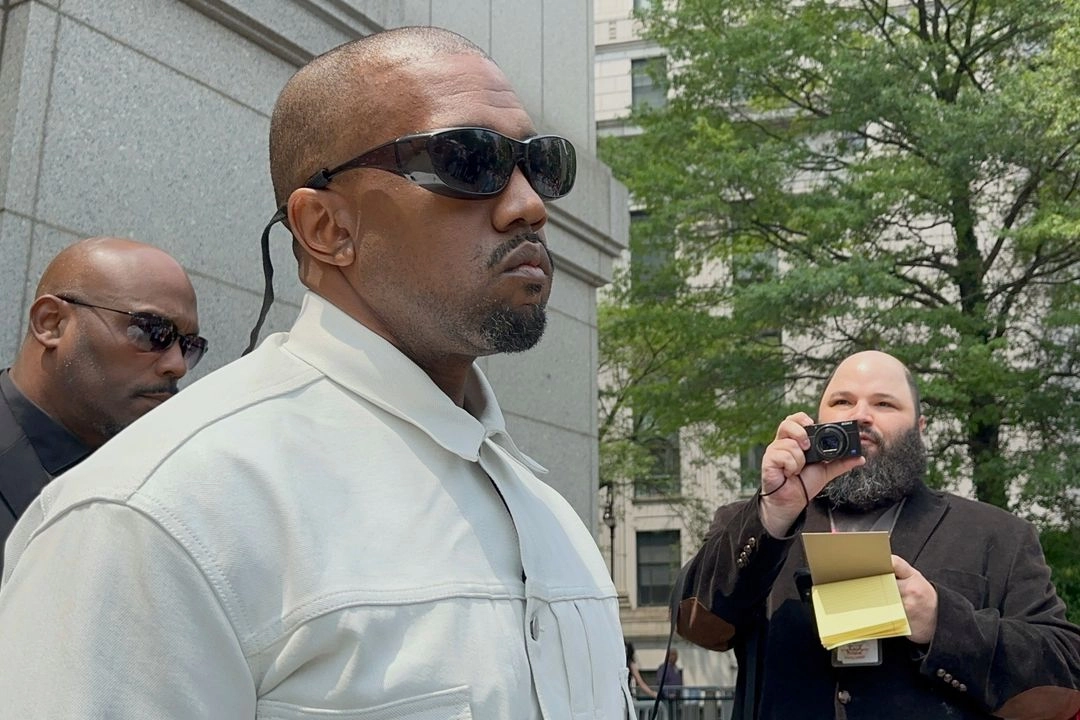 Ye, el rapero anteriormente conocido como Kanye West, sale de un tribunal federal durante el juicio de Sean 'Diddy' Combs en Nueva York, el 13 de junio de 2025. Foto 