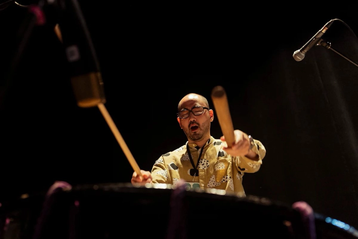 El compositor japonés Kaoru Watanabe alternó las percusiones con su voz grave y la flauta en la pieza ‘Hiyokurenri’ durante su presentación el fin de semana en el Teatro Juárez. Foto