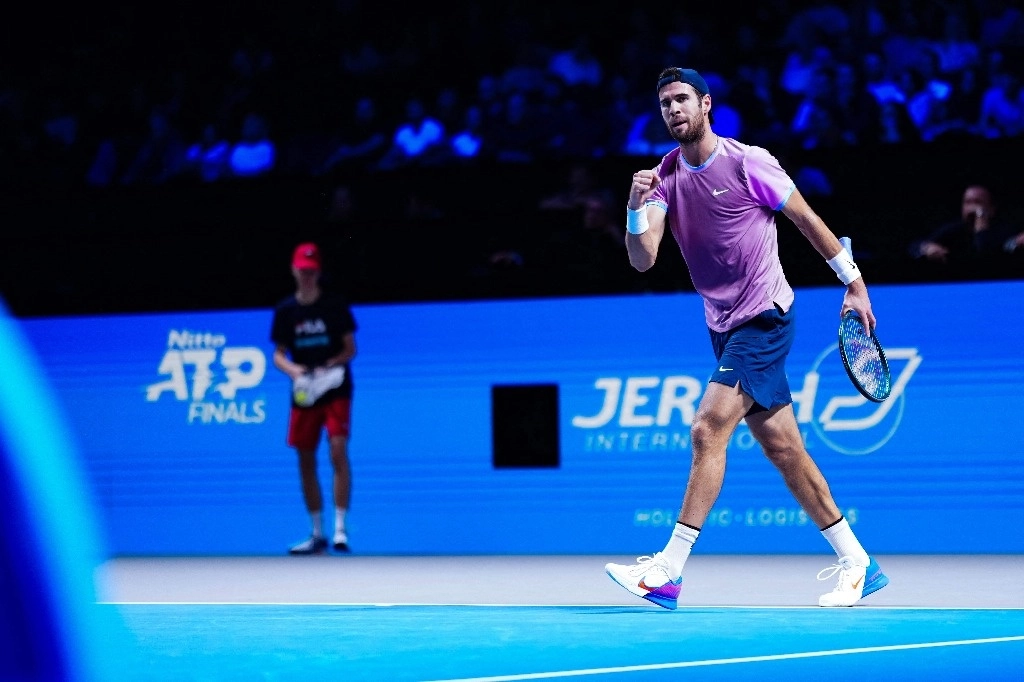 El tenista ruso, Karen Khachanov, se impuso con sets de 6-2 y 6-4 al australiano Alex De Miñaur en la semifinal del torneo de tenis de Viena. Foto Afp