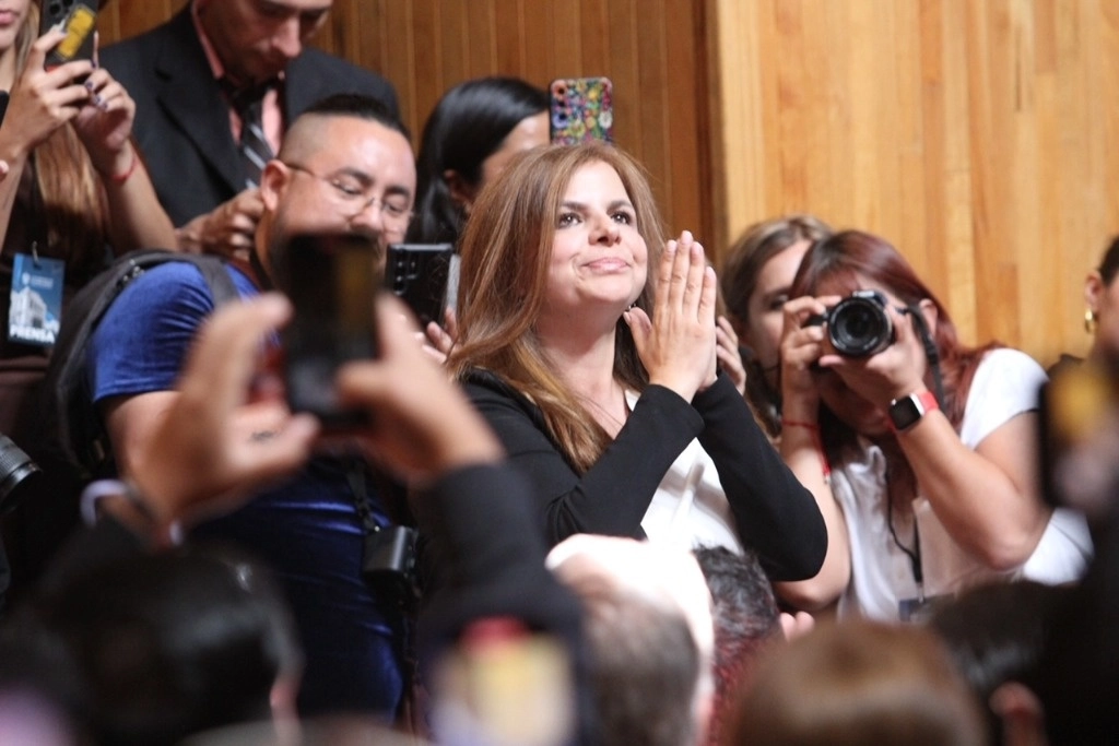 Karla Alejandrina Planter Pérez celebra su designación. Foto Arturo Campos Cedillo