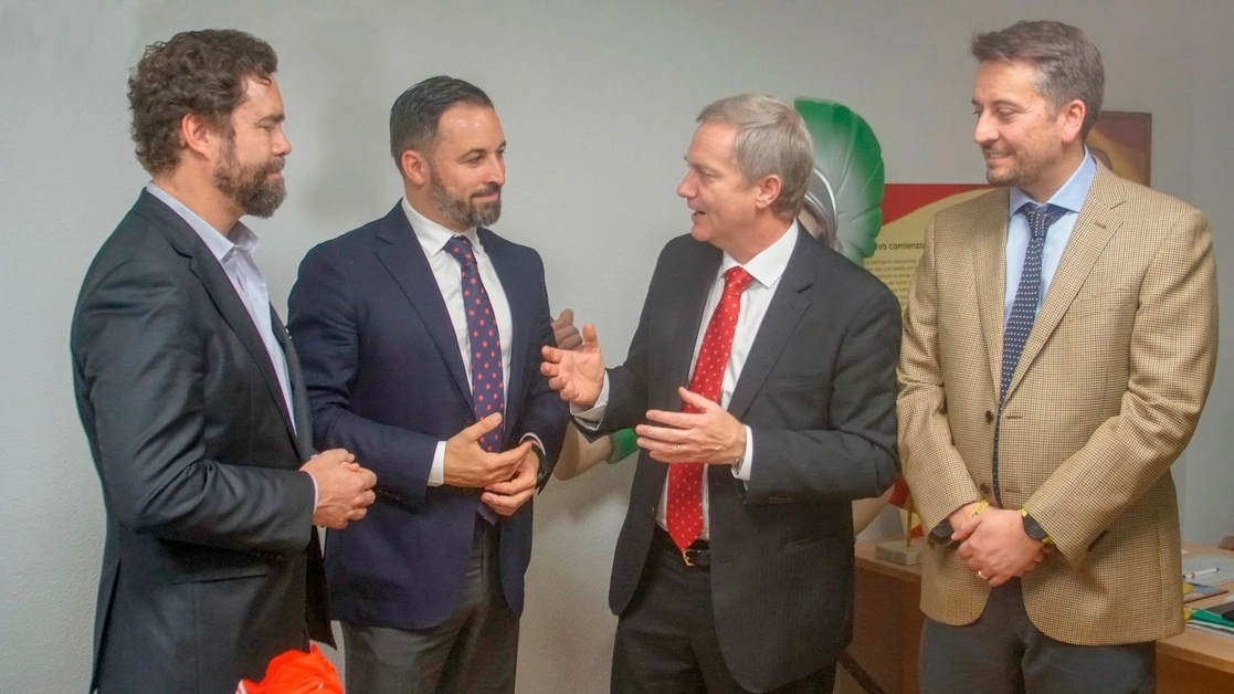 El presidente de la formación española de ultraderecha Vox, Santiago Abascal, y el pinochetista José Antonio Kast (ambos al centro), reunidos en Madrid en 2019. Foto Europa Press 