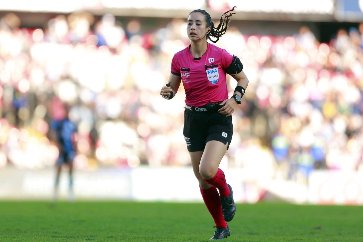 García sumó otra hazaña cuando se convirtió el 25 de junio de este año en la primera árbitra en dirigir un duelo de la Copa Oro tras el empate entre Curazao y El Salvador. Foto 