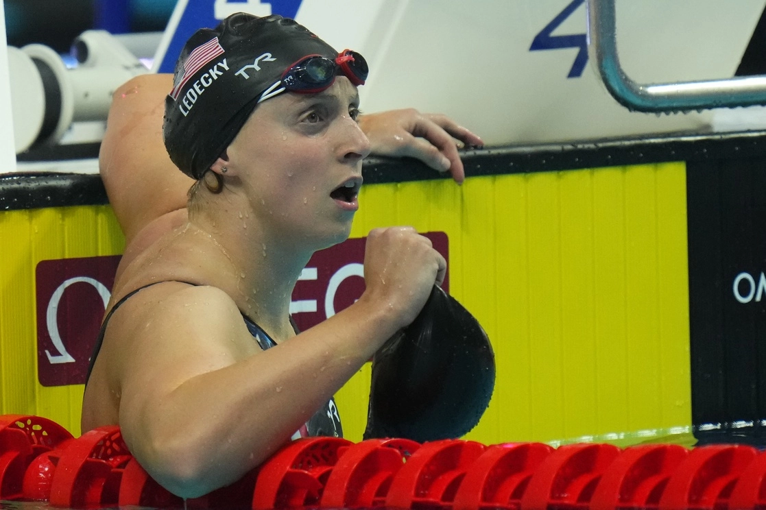 La estadunidense Katie Ledecky pasó a ser la máxima ganadora de preseas doradas en las pruebas de 400, 800 y 1500 metros estilo libre, su cuarto triple consecutivo en Campeonatos Mundiales de Natación, donde acumula 22 metales a sus 25 años de edad. Foto Ap