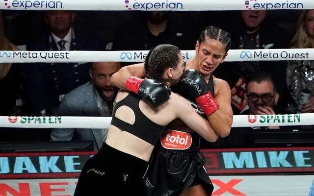 Taylor, monarca del CMB, OMB, AMB, IBO y FIB, confirmó así su jerarquía ante Serrano, campeona en siete divisiones distintas, al superarla por segunda ocasión. Foto Afp