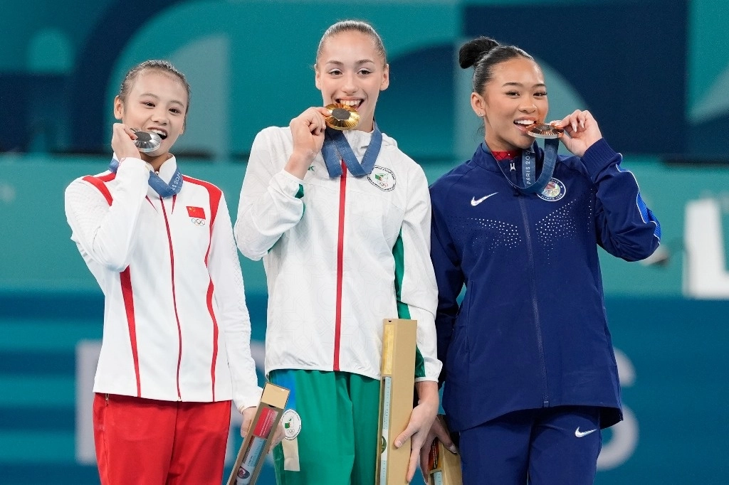 Kaylia Nemour se llevó el oro en barras asimétricas de gimnasia artística; la plata la ganó la china Qiu Qiyuan y el bronce fue para la estadunidense, Sunisa Lee. Foto  Ap