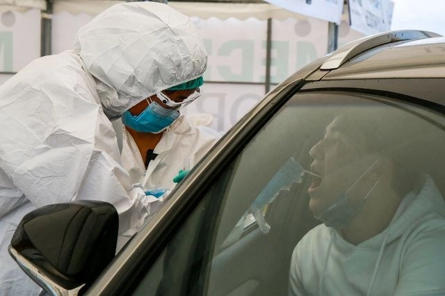 Un trabajador de salud realiza una prueba de coronavirus en Almaty. Fto Afp