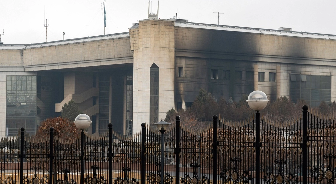 Uno de los edificios gubernamentales incendiados en el centro de la ciudad de Almaty tras las violentas protestas de la población, el 7 de enero de 2022. Foto Afp
