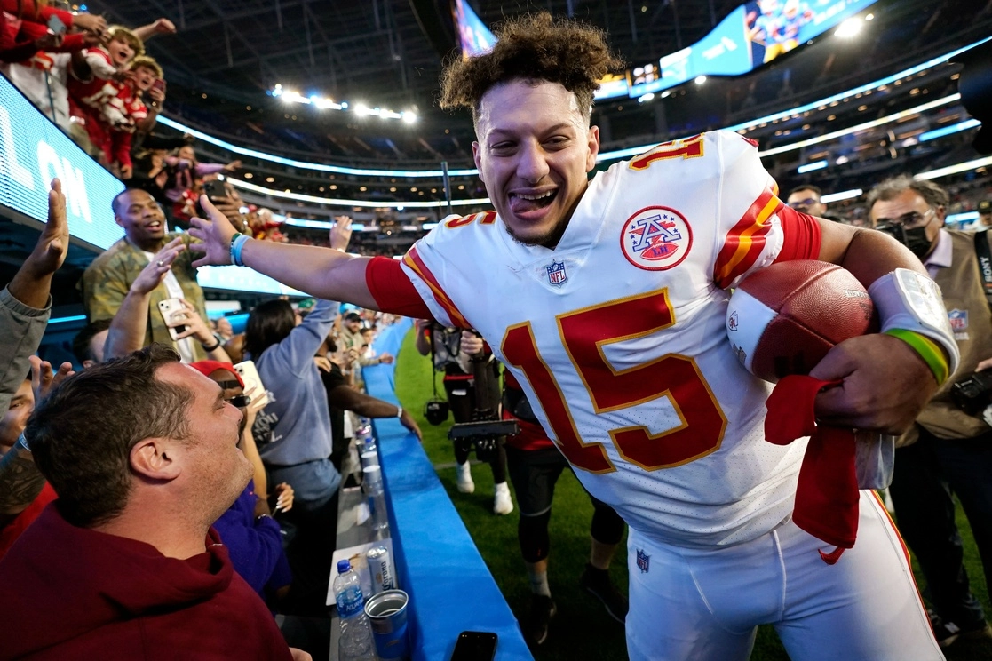 Patrick Mahomes, de los Chiefs de Kansas City, celebra con los aficionados después de su triunfo sobre Los Angeles Chargers. Foto Ap
