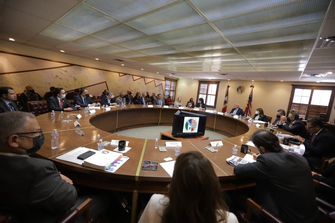 La reunión entre el diplomático y los funcionarios de Ciudad Juárez y el estado. Foto 'La Jornada'