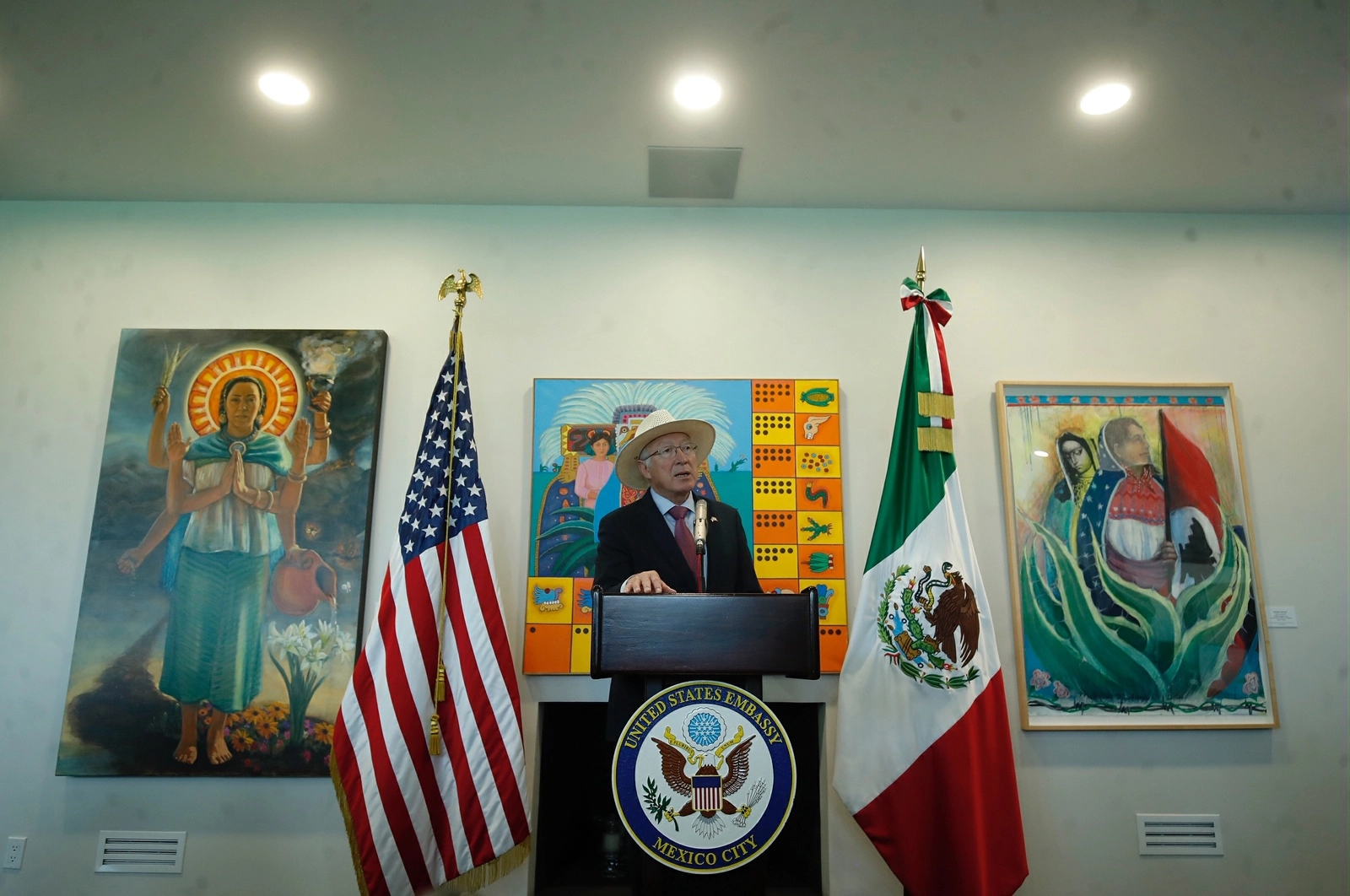 El embajador de Estados Unidos en México, Ken Salazar, consideró "histórica" la posibilidad de que una mujer llegue a la Presidencia de la República en 2024 y aclaró que su país respeta la soberanía mexicana y no intervendrá en el proceso electoral del próximo año. Foto Cristina Rodríguez / Archivo