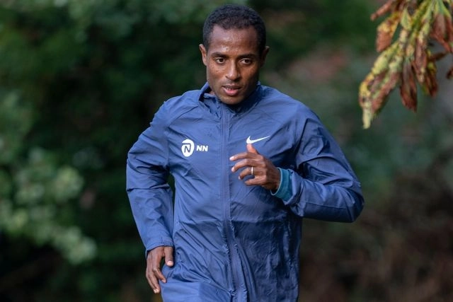 El etíope Kenenisa Bekele será baja en el Maratón de Londres, donde debía enfrentarse el domingo con el plusmarquista mundial, el keniano Eliud Kipchoge, anunciaron organizadores. Foto de Bob Martin / London Marathon / Afp
