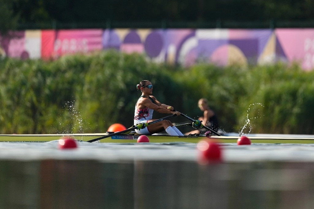 Kenia Lechuga finalizó en la quinta posición en el grupo dos de los cuartos de final de scull, con un tiempo de 7:50.35 minutos, un resultado que le permitió ingresar a las semifinales C/D, sin posibilidad de avanzar en la disputa por las preseas, el 30 de julio de 2024. Foto Ap