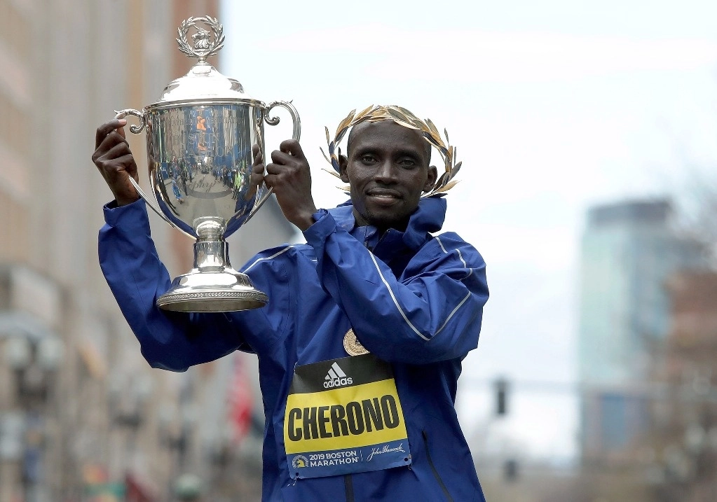 El atleta keniano Lawrence Cherono, ganador de los maratones de Boston y Chicago en 2019, fue suspendido siete años por dopaje. Imagen del 15 de abril de 2019. Foto Ap
