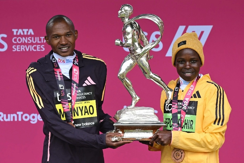 La keniana Peres Jepchirchir y su compatriota, Alexander Mutiso, ganaron el maratón de Londres en sus respectivas categorías. Foto Afp