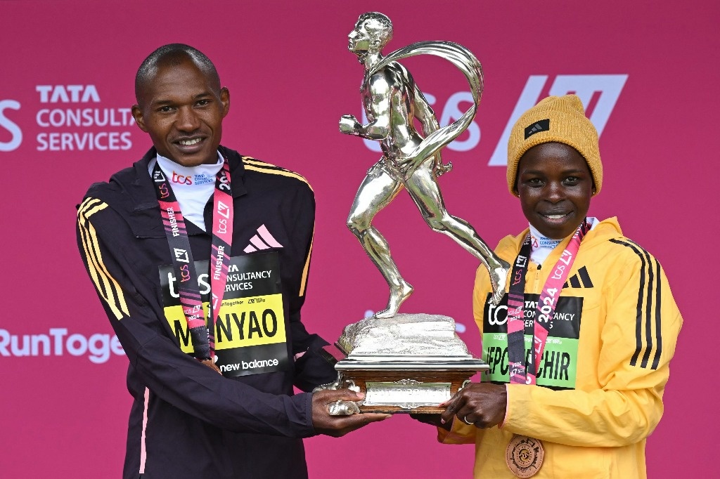 Kenyans Peres Jepchirchir and Alexander Mutiso win the London Marathon