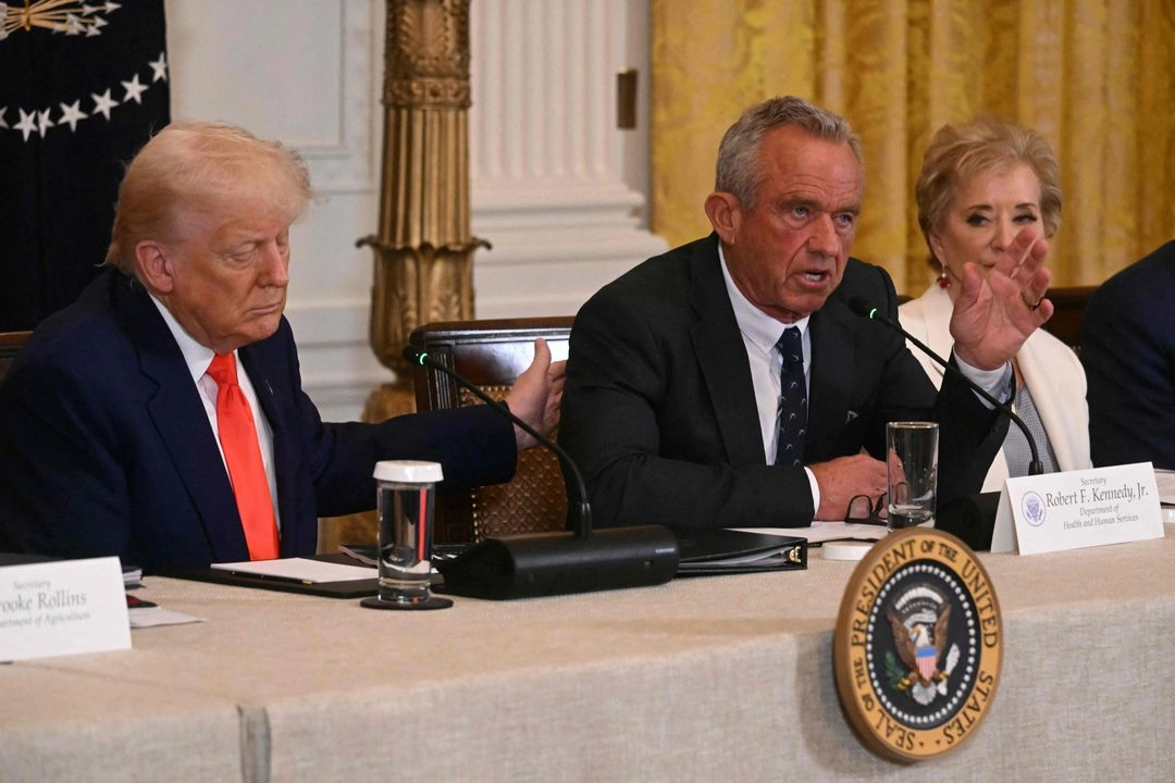 Kennedy esencial el despido para restablecer la confianza pública y acusó al panel de mantener vínculos financieros con empresas farmacéuticas. Foto 
