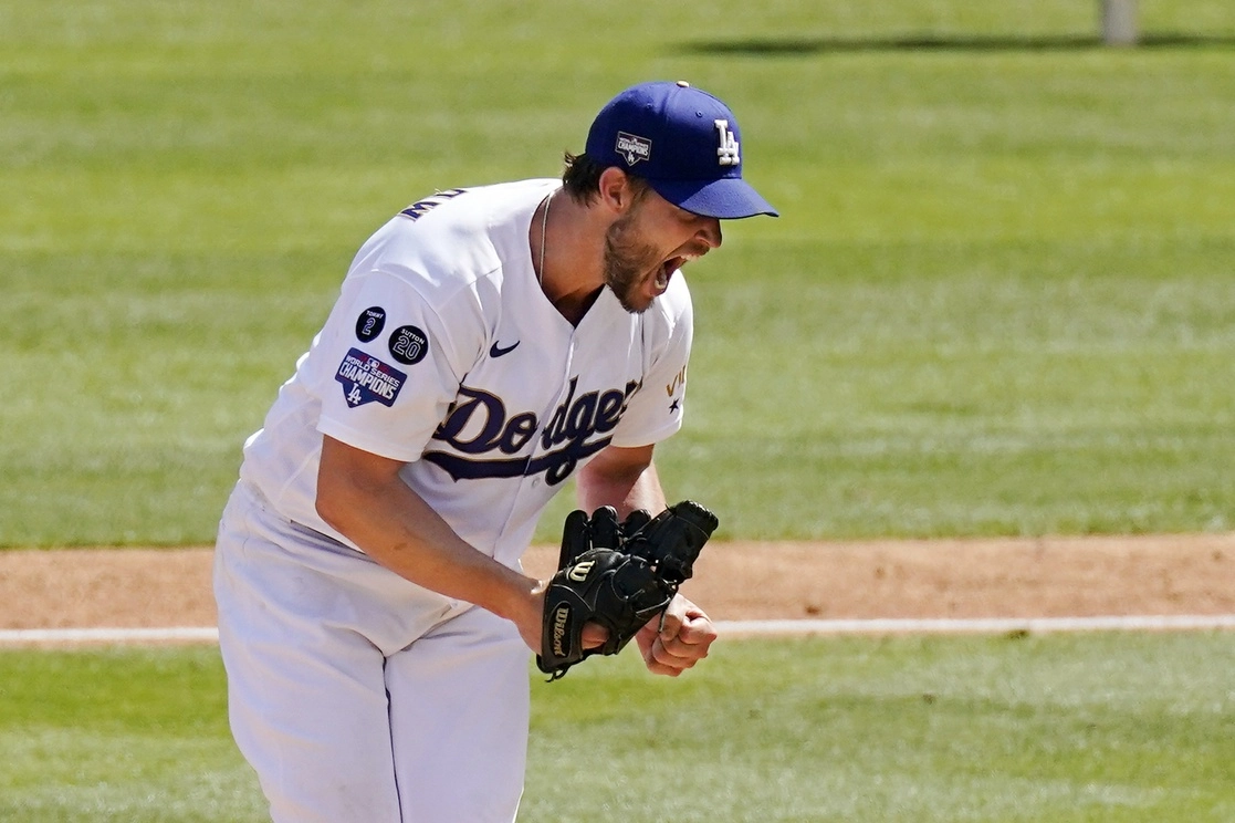 La celebración de Clayton Kershaw, pitcher de los Dodgers. Foto Ap 