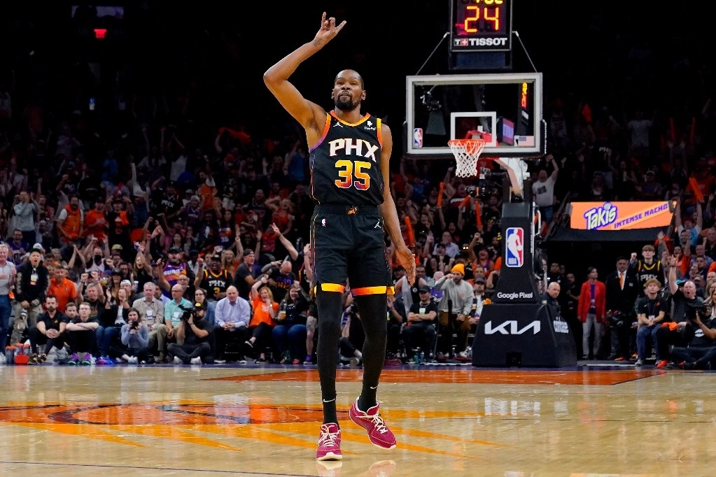 El jugador de los Phoenix Suns, Kevin Durant, dijo que firmó un "contrato de por vida" con el gigante de la ropa deportiva Nike, siguiendo los pasos de Michael Jordan y LeBron James como los únicos jugadores de baloncesto que tienen ese tipo de acuerdos. Foto Ap / Archivo