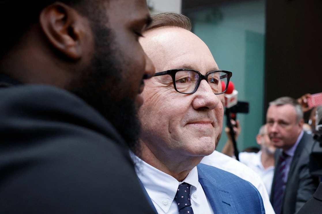 El actor estadunidense, Kevin Spacey, a su salida de la Corte de Westminster, en Londres, el 16 de junio de 2022. Foto Afp 