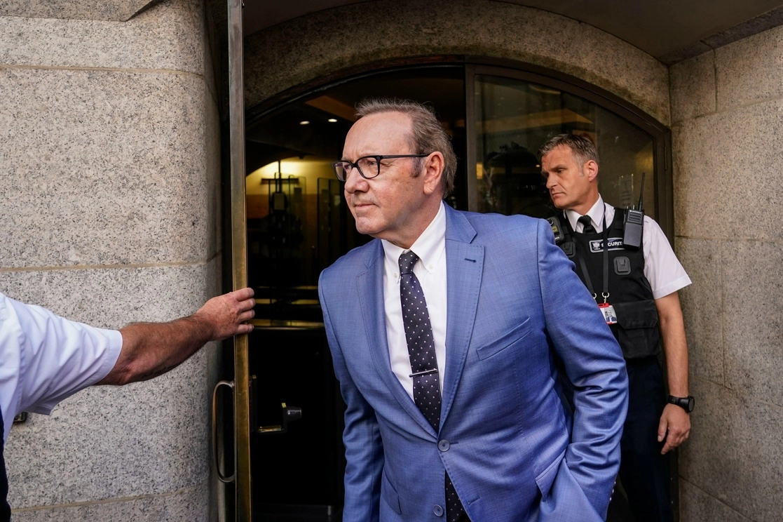 El actor estadunidense, Kevin Spacey, sale del tribunal penal central de Old Bailey, en Londres, Inglaterra, donde se declaró inocente de las acusaciones en su contra, el 14 de julio de 2022. Foto  Ap
