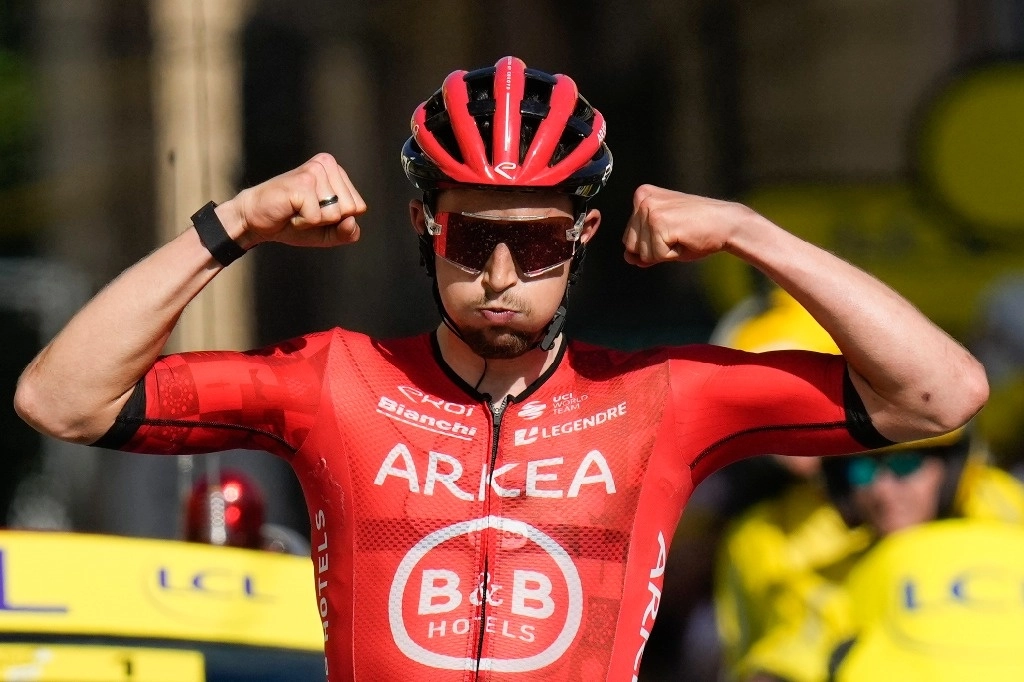 El francés Kevin Vauquelin cruza la meta en primer lugar de la segunda etapa del Tour de Francia. Foto Ap