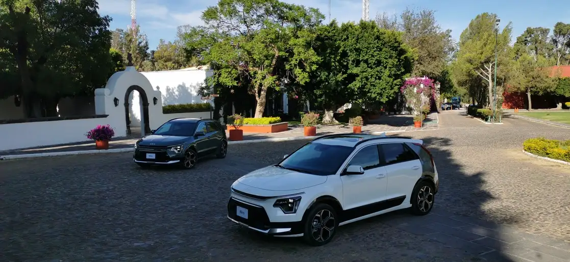 Su fuente de poder eléctrica que complementa el reconocido motor de combustión con ciclo Atkinson de 1.6 litros ofrecen 139 caballos de fuerza y manejo en modalidad eléctrica sin necesidad de recarga, con sólo 83 g/km de emisiones de CO2.
Fotos. Roberto Pérez S.