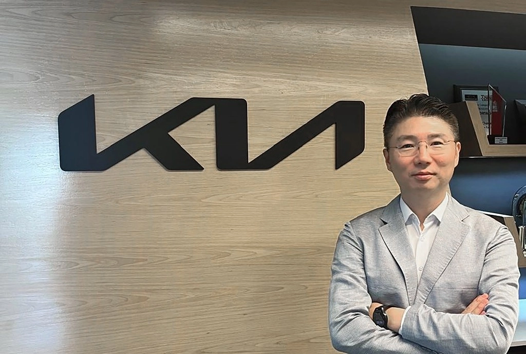 Kisoo Kim toma la estafeta de Yangseop Gih para comandar el área de ventas de Kia México. Cortesía Kia