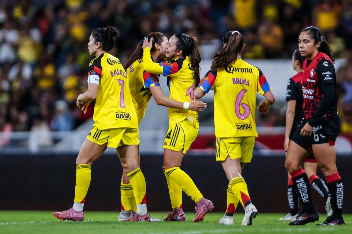 Las Águilas se impusieron 3-2 ante el Atlas en un trepidante duelo de la jornada 16, donde la delantera mexicana Kiana Palacios se convirtió en la máxima anotadora en la historia del club. Foto