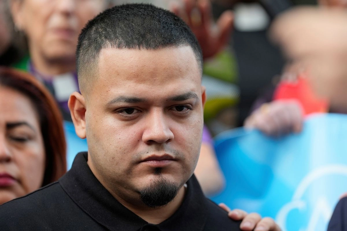 Kilmar Abrego García durante una manifestación de protesta en la oficina local del Servicio de Inmigración y Control de Aduanas (ICE) en Baltimore, EU.
