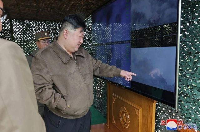 El líder de Corea del Norte, Kim Jong Un, observando un ejercicio virtual de entrenamiento de contraataque nuclear. Foto Afp