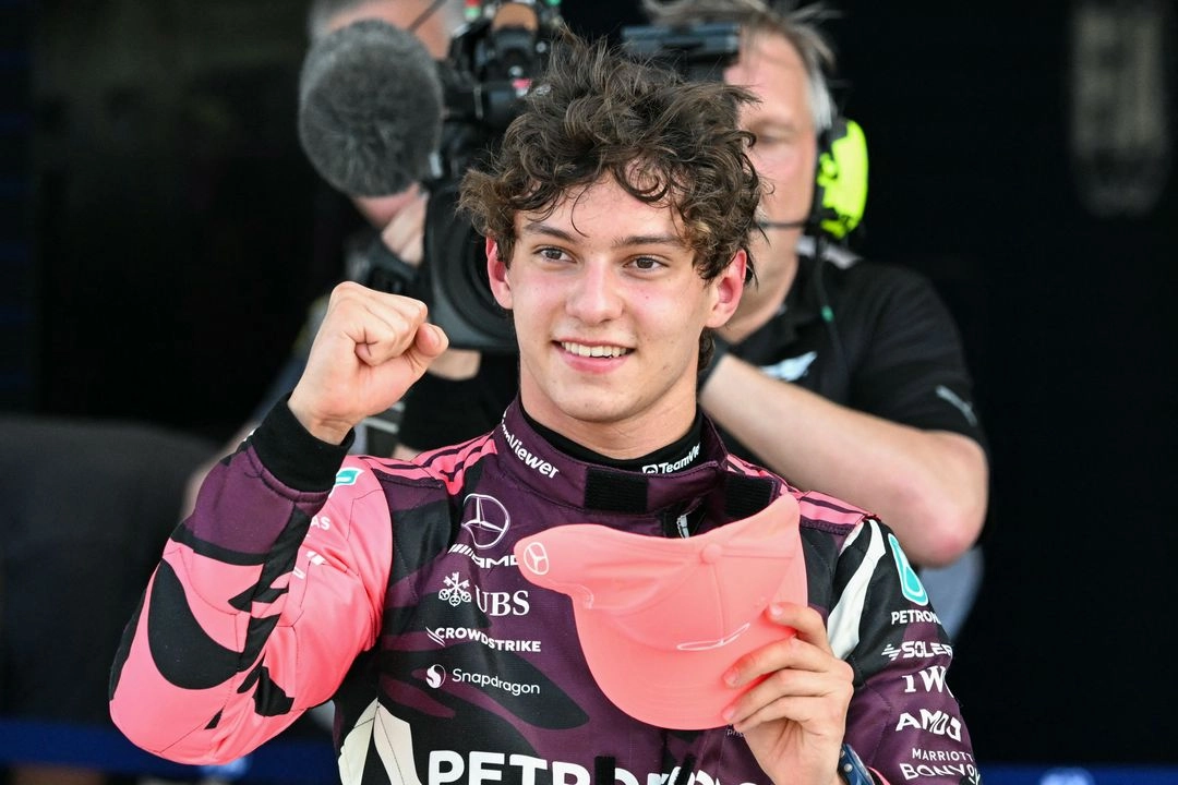 A sus 18 años, Andrea Kimi Antonelli, de la escudería Mercedes, consiguió la 'pole position' para la carrera esprint del GP de Miami en el circuito de Miami Gardens. Foto