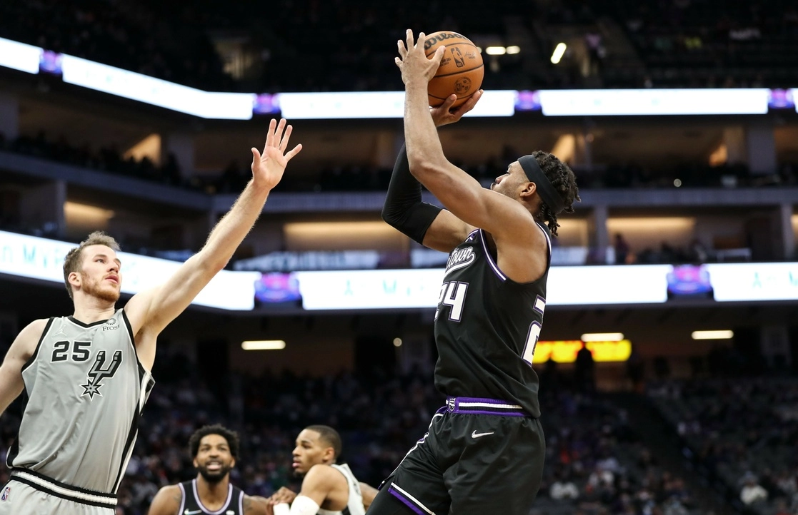 Buddy Hield de los Sacramento Kings realiza un tiro en suspensión de 2 puntos contra Jakob Poeltl de los San Antonio Spurs. Foto Afp


