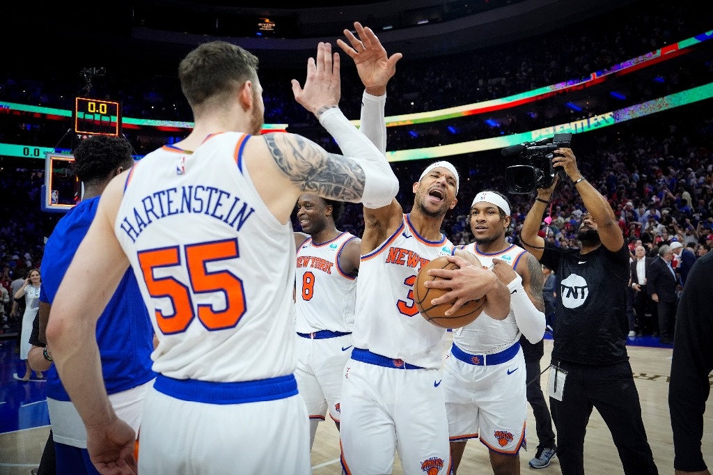 Knicks advance to East semifinals;  beats 76ers 118-115