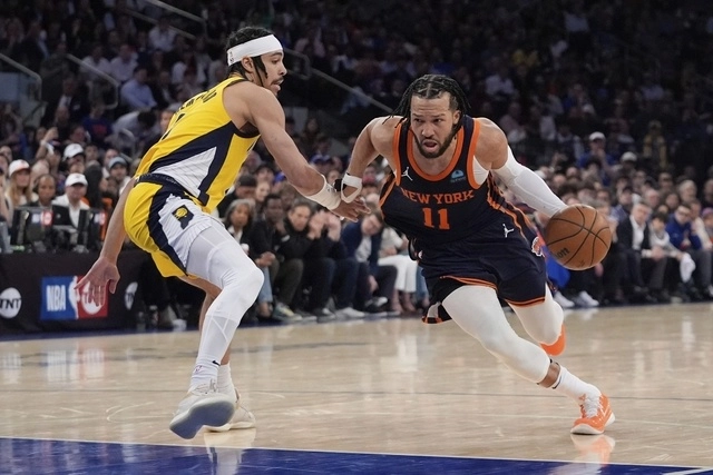 Jalen Brunson (11) de New York Knicks pasa por Andrew Nembhard (2) de Indiana Pacers durante el encuentro. Foto Ap