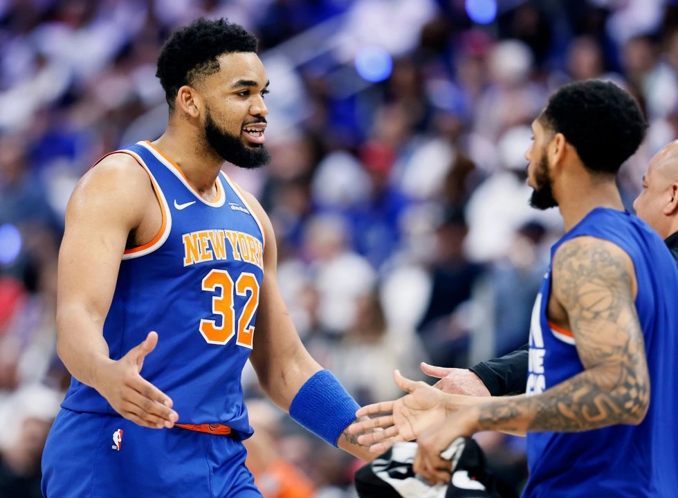 Karl-Anthony Towns (izq.) contribuyó con 31 puntos para el triunfo del equipo de Nueva York. Foto