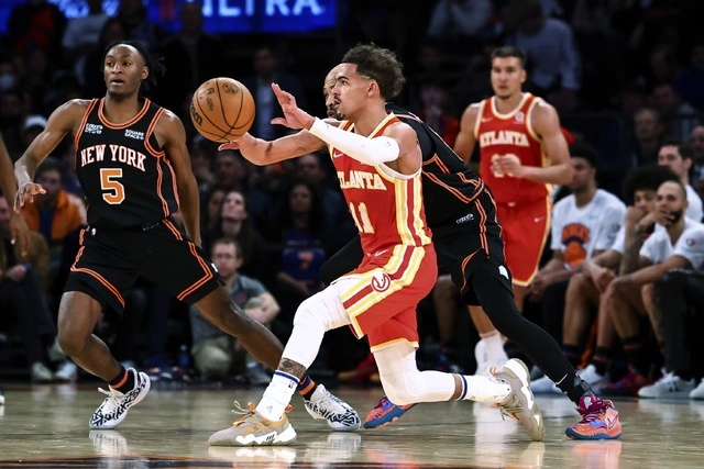 El jugador de los Hawks de Atlanta, Trae Young (c) durante el juego. Foto Ap