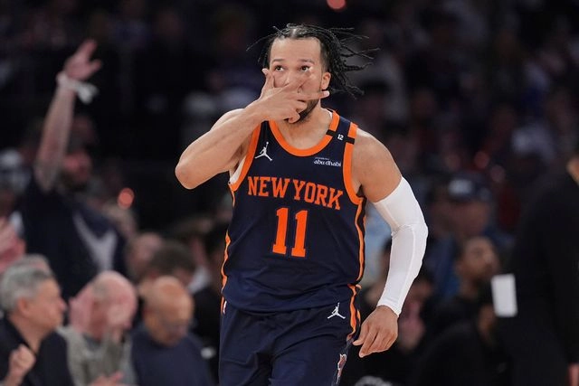 El basquetbolista de los Knicks de Nueva York, Jalen Brunson festeja tras anotar un triple en el juego. Foto 