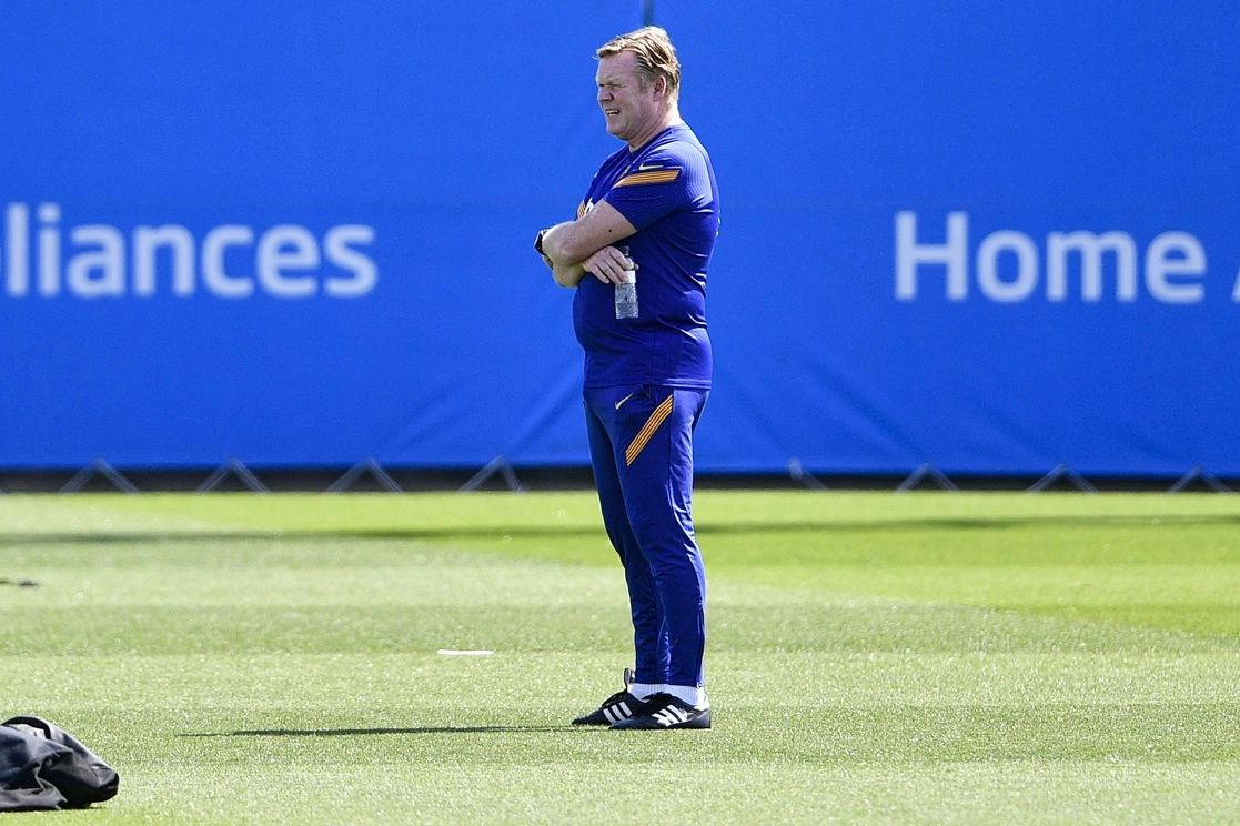 El técnico del Barcelona, Ronald Koeman, durante una sesión de entrenamiento. Foto Afp