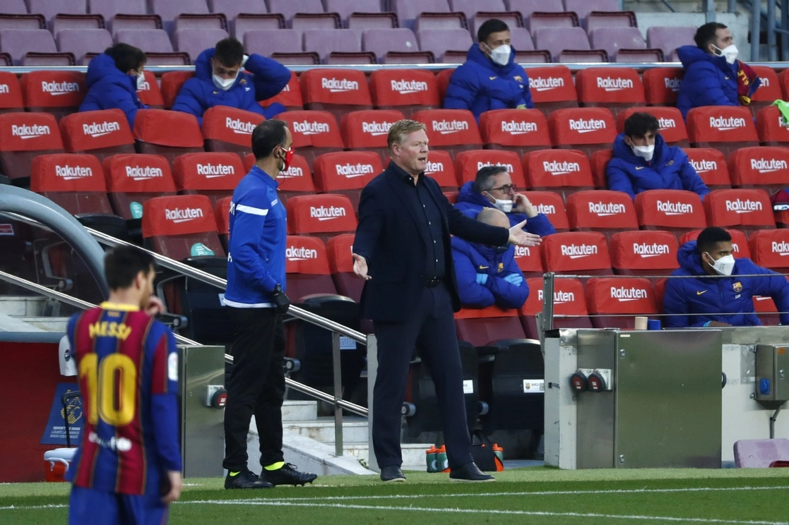 Koeman fue expulsado en el minuto 66 del encuentro atrasado de la 33ª jornada liguera contra el Granada, por dirigirse al cuarto árbitro con la expresión "vaya personaje", el 29 de abril de 2021. Foto Ap