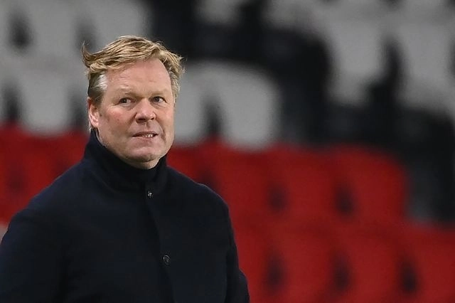 El entrenador del FC Barcelona, Ronald Koeman, se mantendrá en el puesto la próxima temporada tras acordar extender su contrato, dijo el presidente del club, Joan Laporta. Foto Afp / Archivo