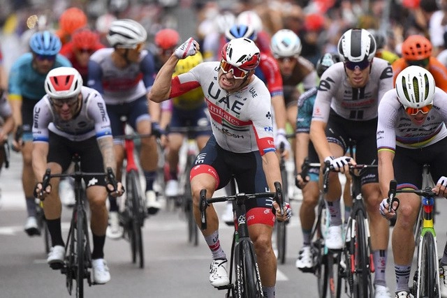 El noruego Alexander Kristoff fue el más rápido al esprint este sábado en Niza para adjudicarse la primera etapa del Tour de Francia, marcada por una sucesión de caídas sobre una calzada muy resbaladiza por la lluvia. Foto Pool vía Ap