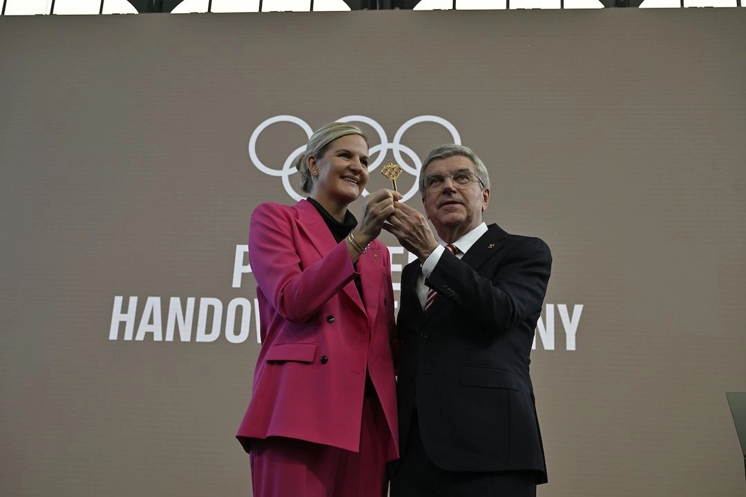 La primera mujer y primera africana presidenta del COI, Kristy Covetry , fue investida en el cargo hoy en el  aniversario 131 de la organización.