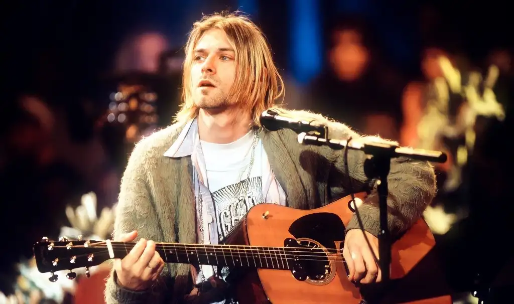 Kurt Cobain durante la presentación acústica de Nirvana para el programa MTV Unplugged en 1993. Foto tomada de X.