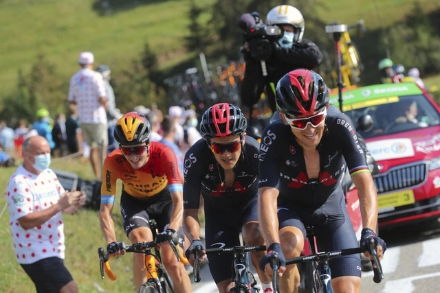 El ciclista polaco Michal Kwiatkowski (derecha) logró la victoria en la 18ª etapa del Tour de Francia, con 175 kilómetros de recorrido entre Meribel y La Roche-sur-Foron, cruzando la meta abrazado su compañero en Ineos, el ecuatoriano Richard Carapaz (al centro). Foto Ap