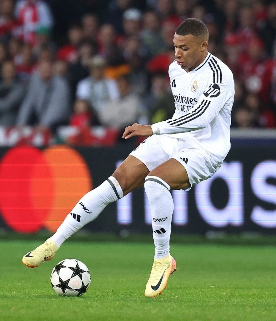 Kylian Mbappé se recuperó más rápido de lo previsto de una lesión en el muslo izquierdo y será titular ante Villarreal en el duelo de La Liga. Foto Afp 