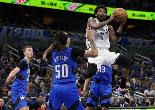 Kyrie Irving (c,der) estableció la mejor marca de su carrera y de un jugador de los Nets en la historia. Foto Afp
