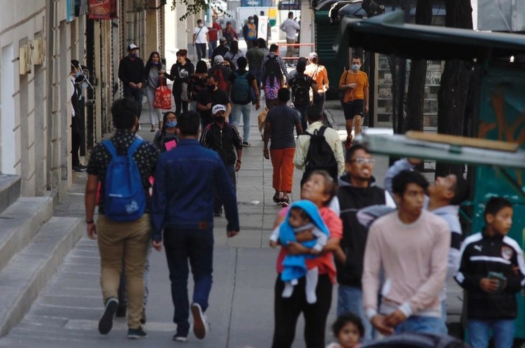 Capitalinos caminan por calles del Centro Histórico, durante la nueva normalidad en medio de la pandemia por coronavirus en la Ciudad de México. Foto Cristina Rodríguez